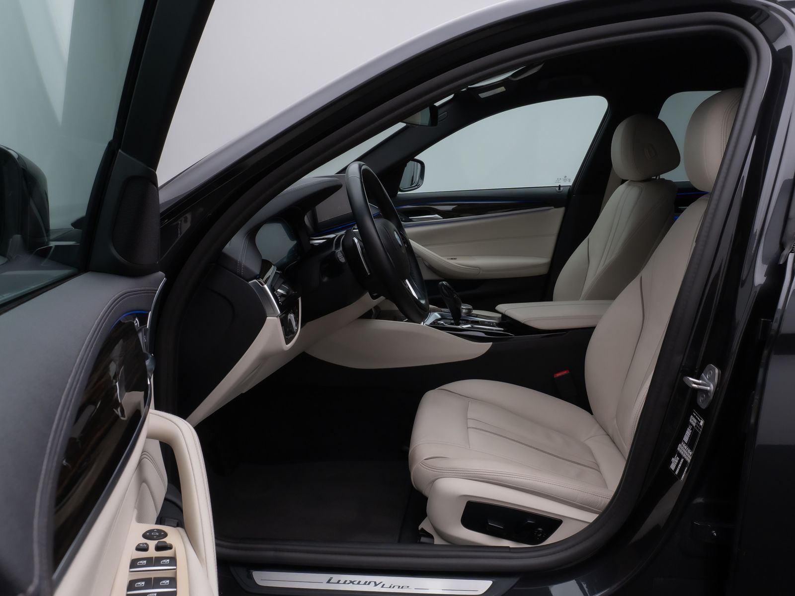 Fahrzeugabbildung BMW 530d LuxuryLine Laser HUD DAB HiFi DisKey 19Zoll