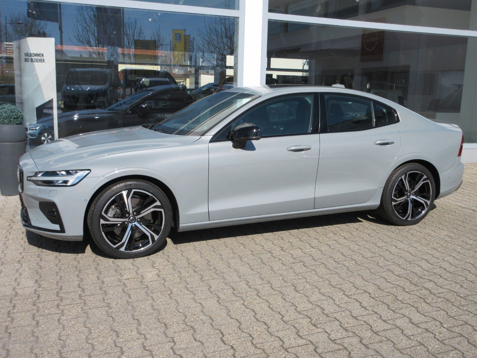 Fahrzeugabbildung Volvo S60 Lim. Ultimate Dark AWD