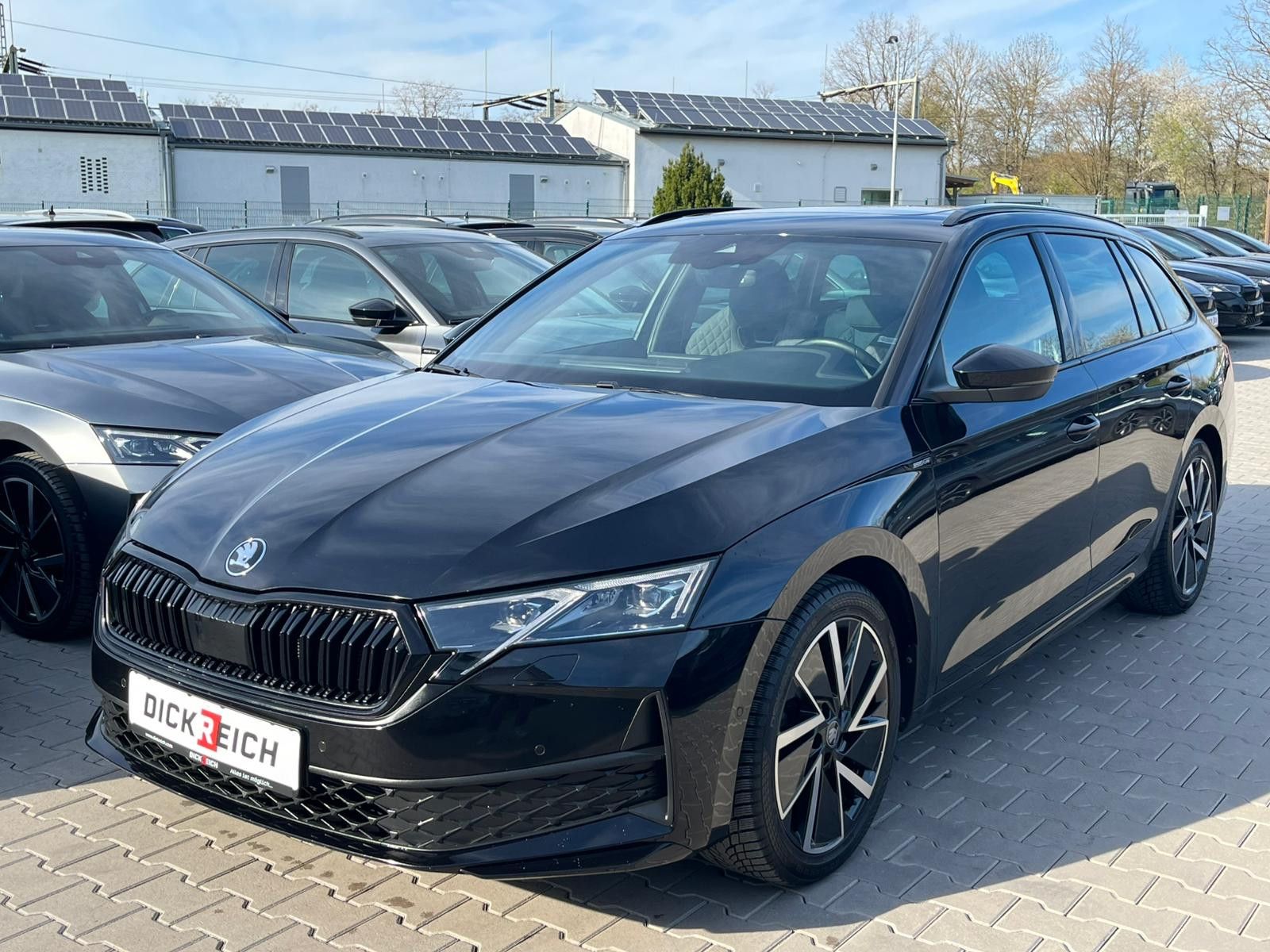 Fahrzeugabbildung SKODA Octavia 1.5 DSG Sportline PANO*MATRIX*AHK*5J.GAR