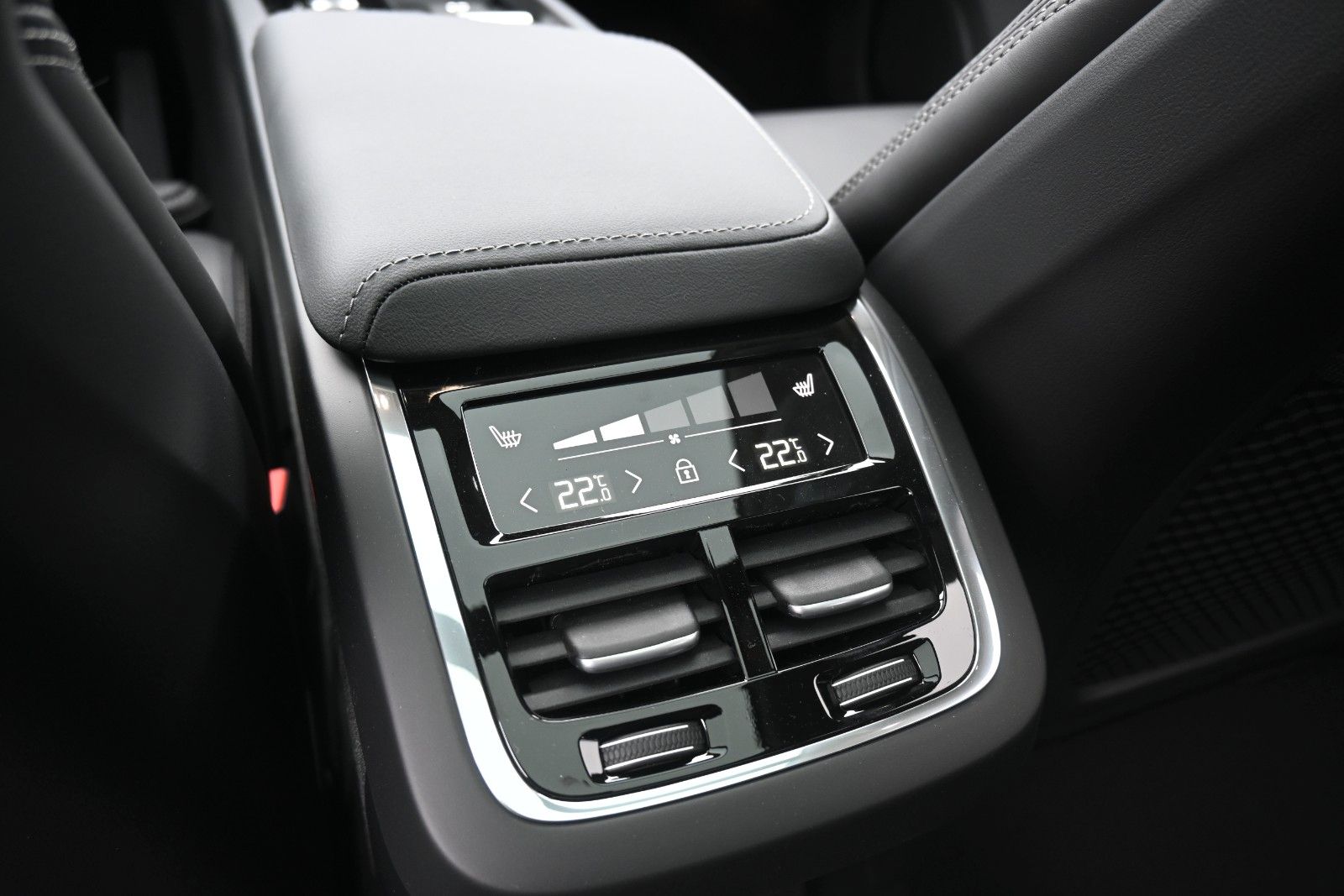 Fahrzeugabbildung Volvo V60 B4 DKG Ultra Dark*B&W*Massage*ACC*AHK*20"
