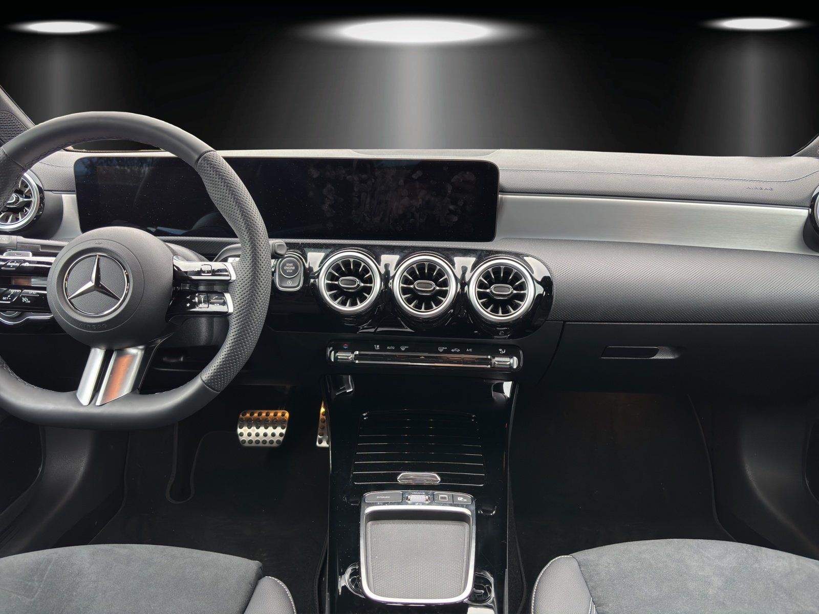 Fahrzeugabbildung Mercedes-Benz CLA 220 d Coupé AMG 360° MULTIBEAM KeylessGo