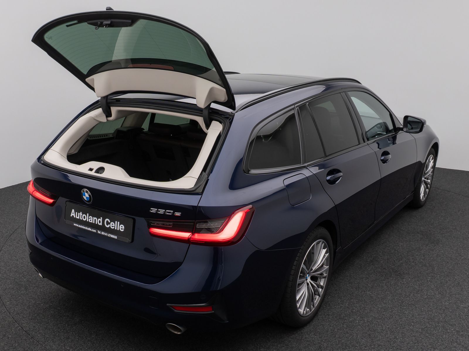 Fahrzeugabbildung BMW 330e Sport Line Panorama HUD DAB HiFi PDC Alarm