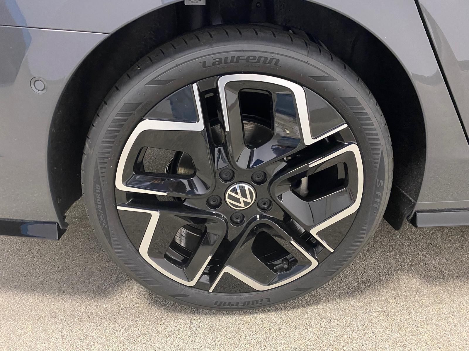 Fahrzeugabbildung Volkswagen Variant 2.0 TDI DSG R-Line BLACKSTY+MATRIX+5JGAR