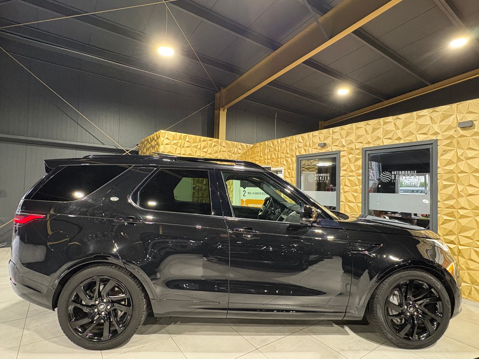 Fahrzeugabbildung Land Rover Discovery 5 R-Dynamic SE AWD/7-SITZER/360''KAM