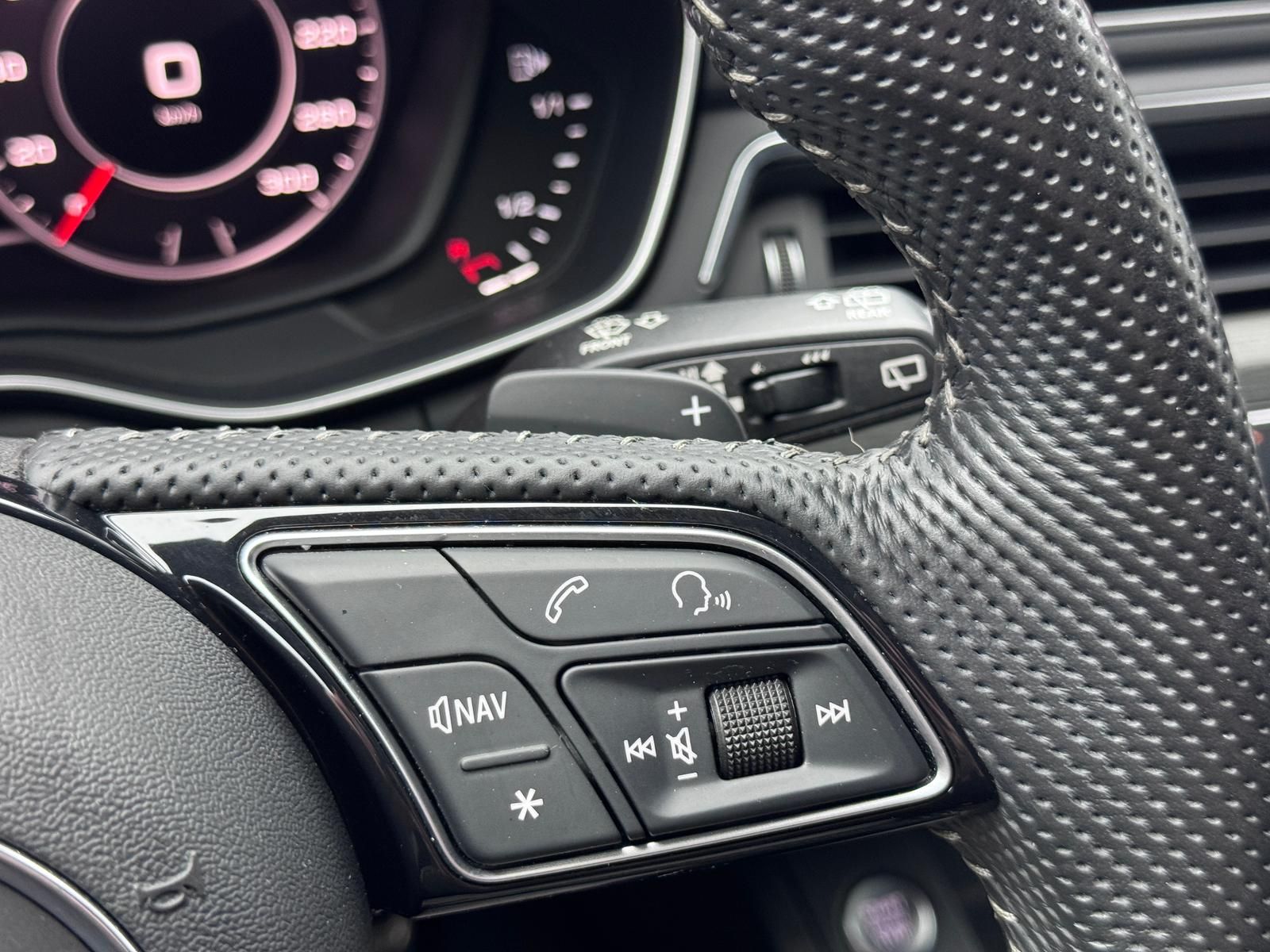 Fahrzeugabbildung Audi 40 TDI S-LINE MATRIX/ACC/KEYL/PANO/VIRTUAL/R-CAM