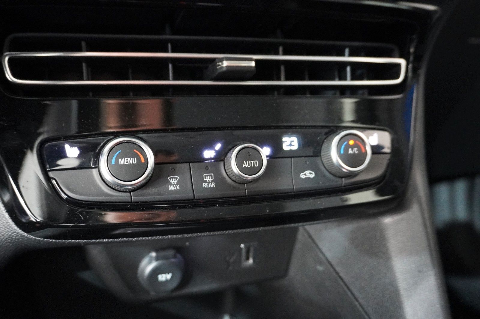 Fahrzeugabbildung Opel Mokka ELEGANCE 1.2T NAVI/LED/KAMERA/SPORT/SH/DAB