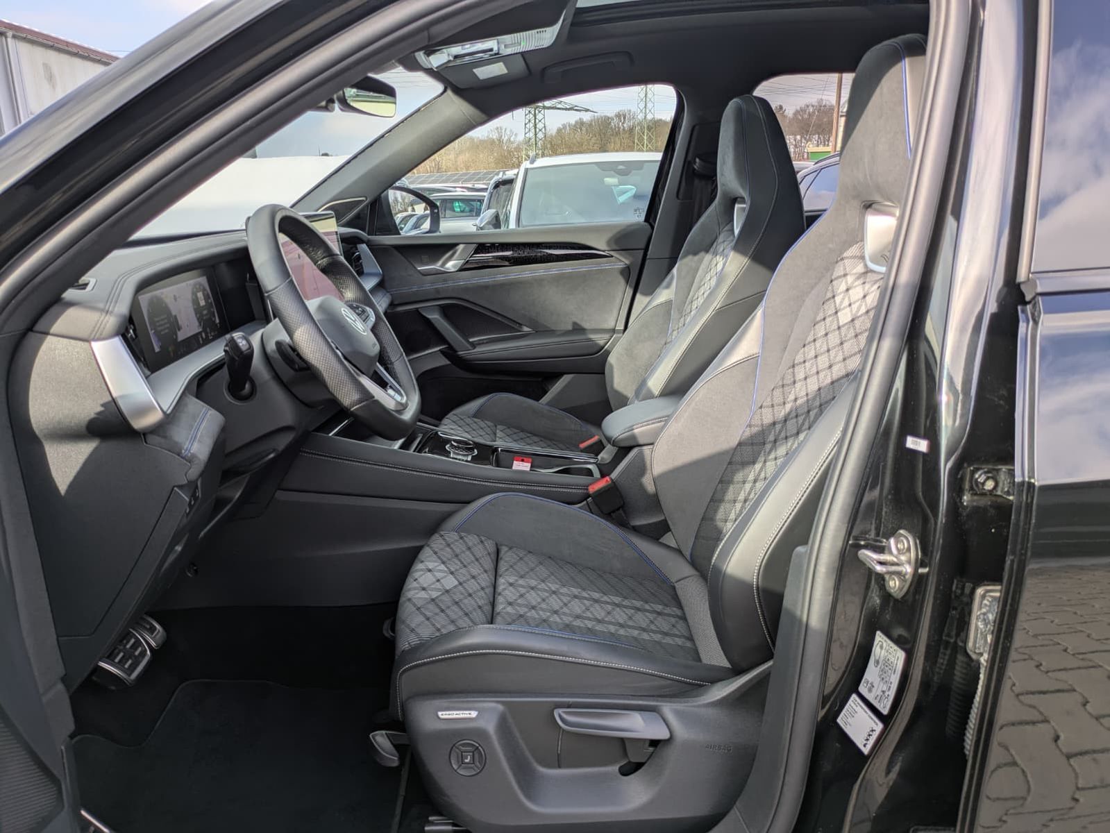 Fahrzeugabbildung Volkswagen Tayron 2.0 TDI 4M R-Line 7Si*MATRIX*AHK*PANO*HUD