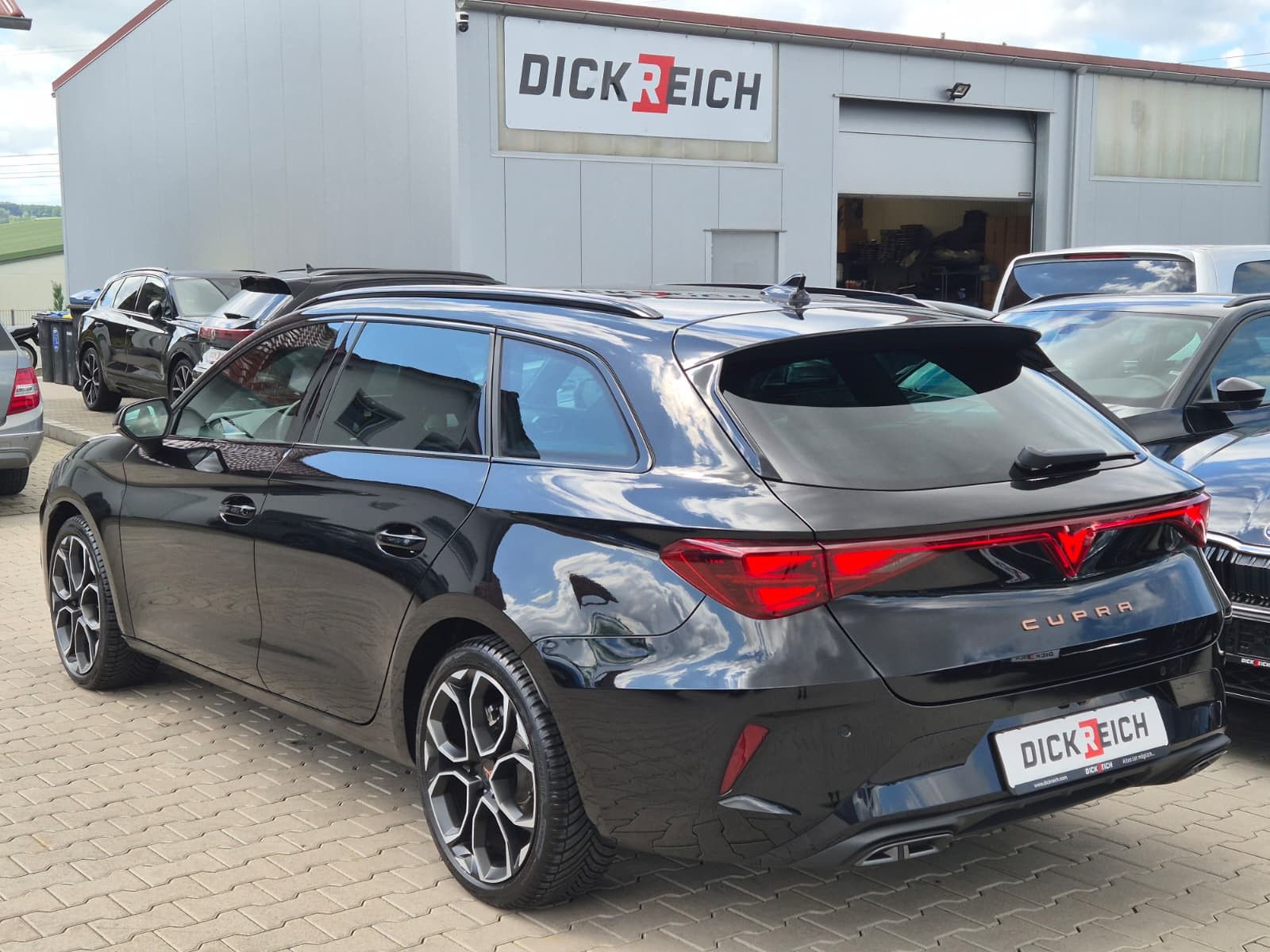 Fahrzeugabbildung CUPRA Leon 1.5 eTSI DSG PANO*AHK*DYNAMICA*EDGE*18" 5JG