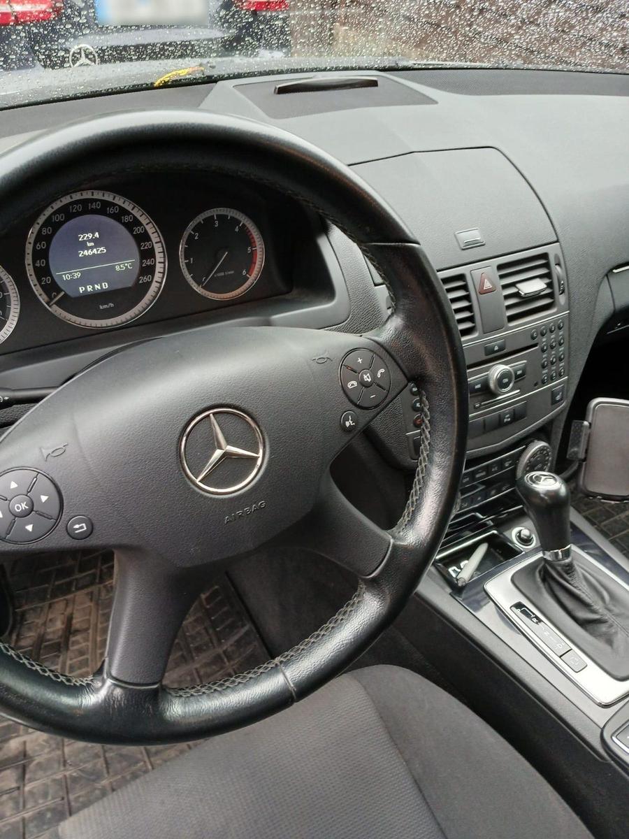 Mercedes-Benz C200 2010 — photo 13