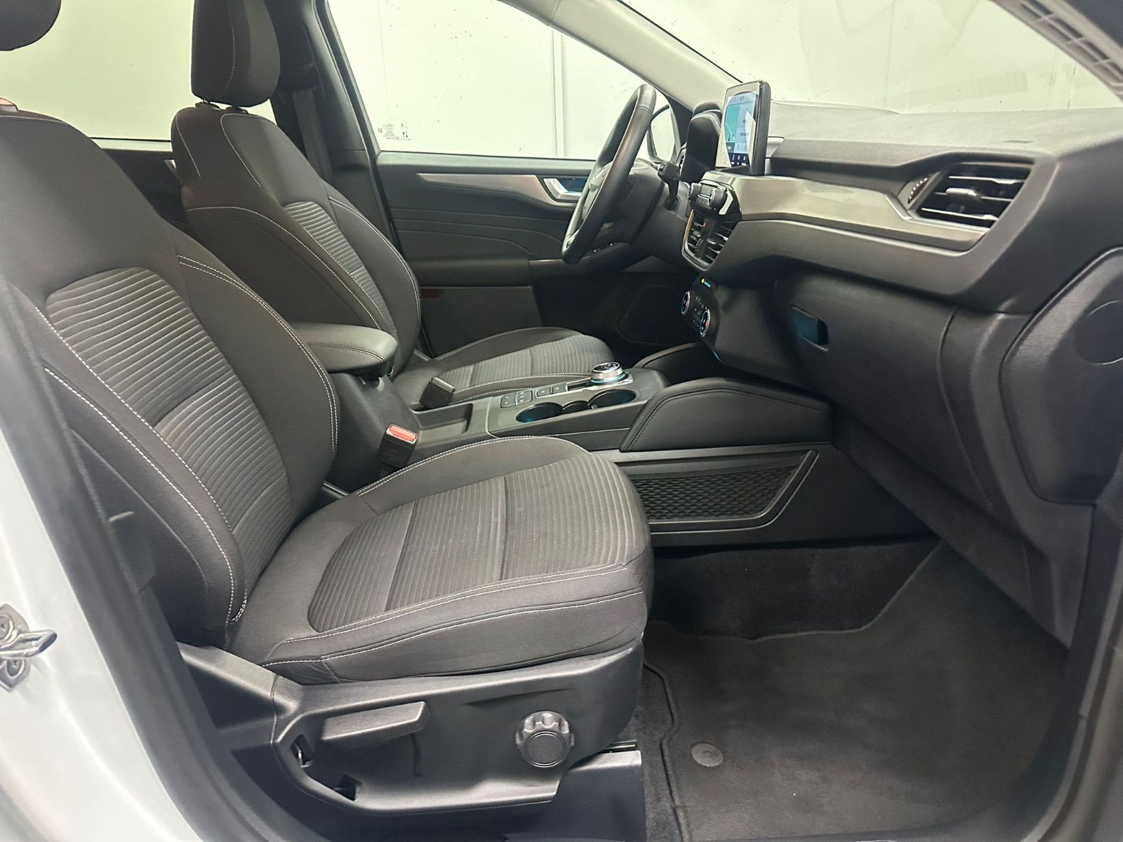 Fahrzeugabbildung Ford Kuga 2,5 Hybrid Titanium *NAVI*KLIMA*SH*360