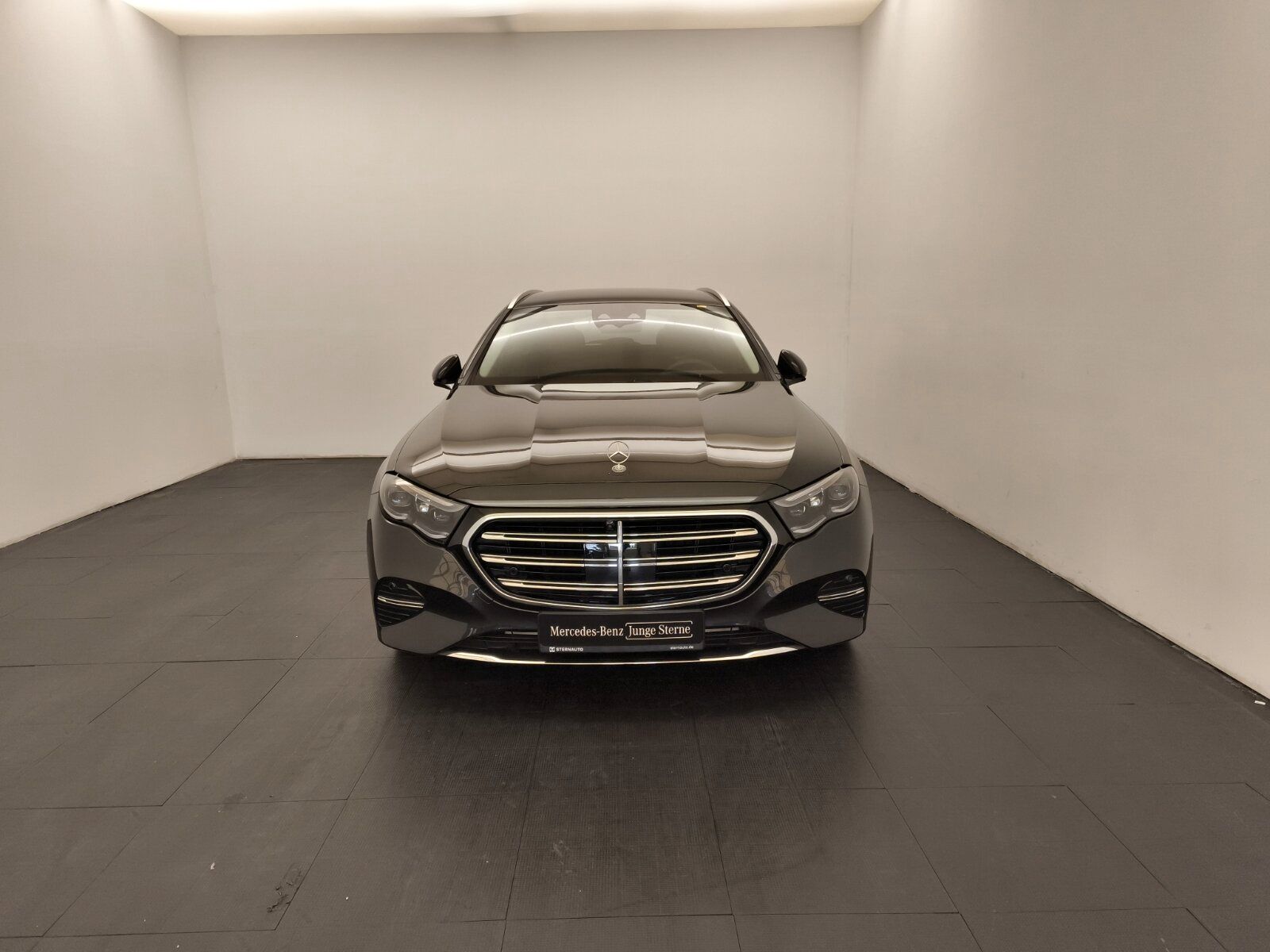 Mercedes-Benz E 450d T 4M Excl Distr DigiLight Airm Burm4D HUD imagem 2
