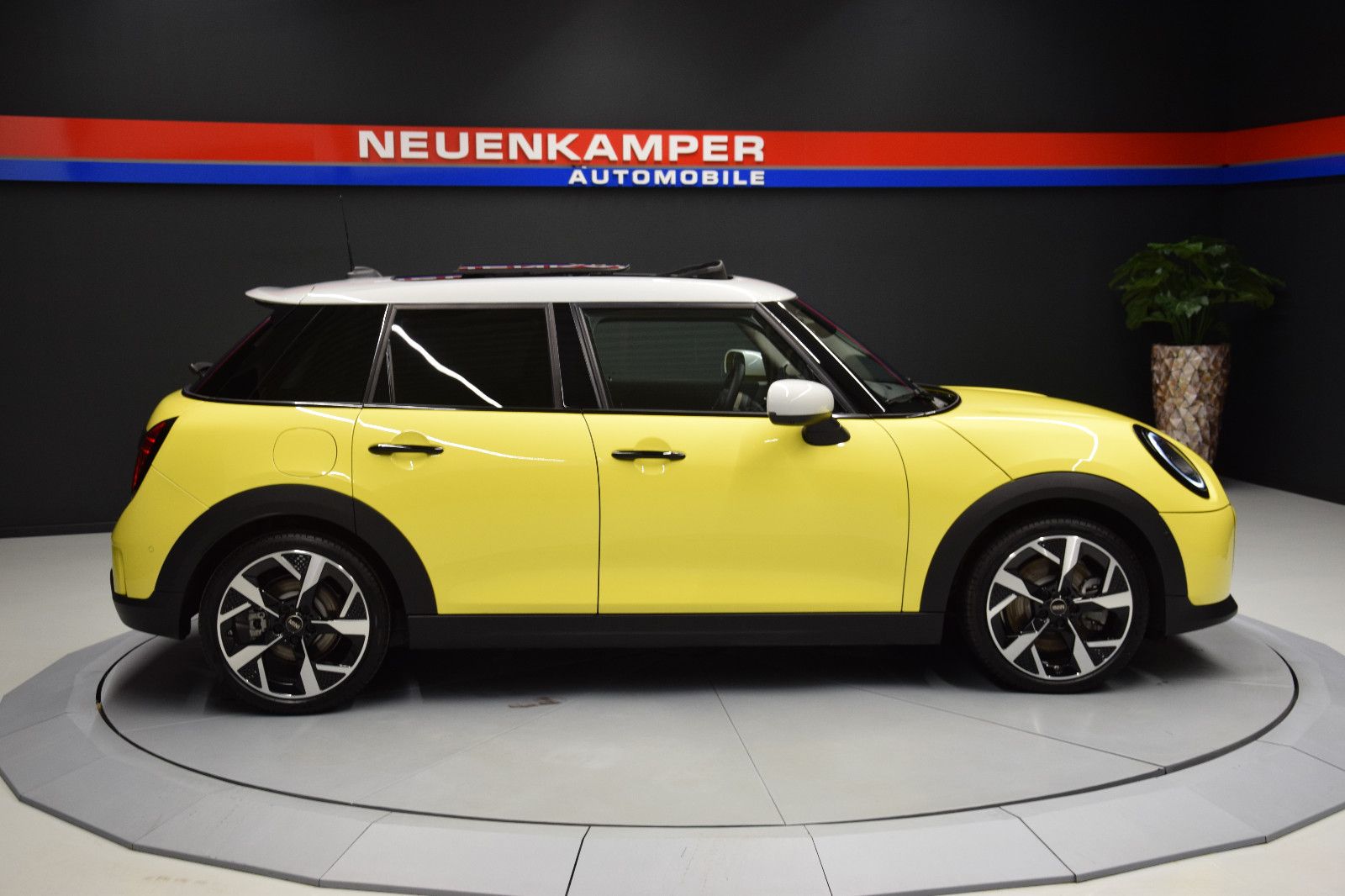 Fahrzeugabbildung MINI Cooper S Classic Trim 5-Türen Paket-L Pano h/k