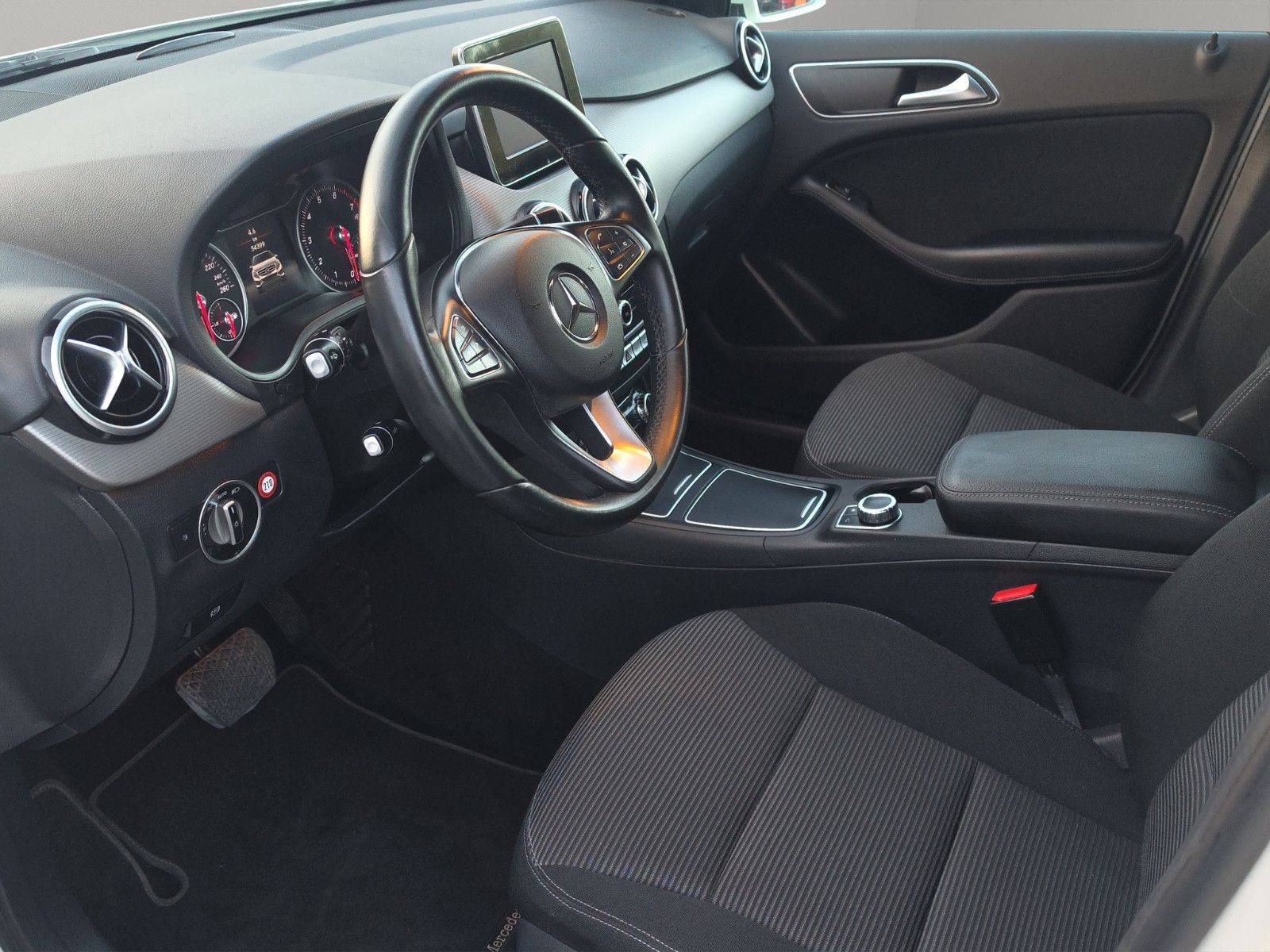 Fahrzeugabbildung Mercedes-Benz B 180 AUTOMATIK KAMERA TEMPOMAT SITZHEIZUNG NAVI