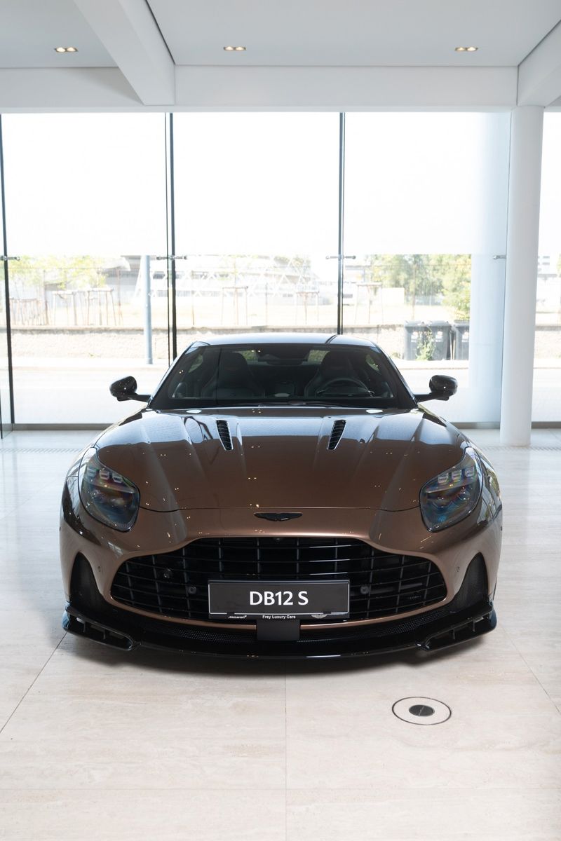 Aston Martin DB12 S Coupé | Magneto Bronze | Black Pack imagem 2