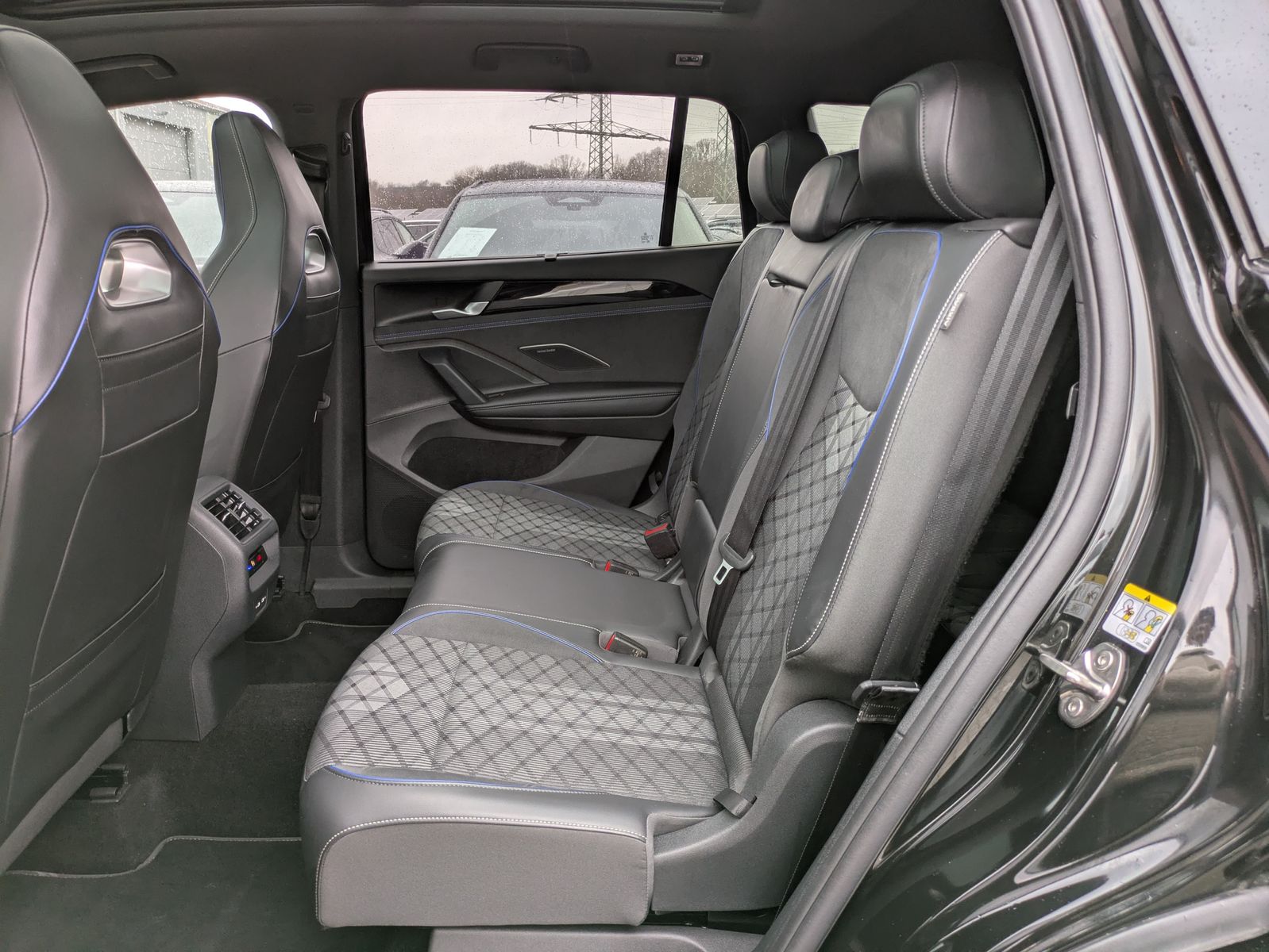 Fahrzeugabbildung Volkswagen Tayron 2.0 TDI 4M R-Line 7Si*MATRIX*AHK*PANO*HUD