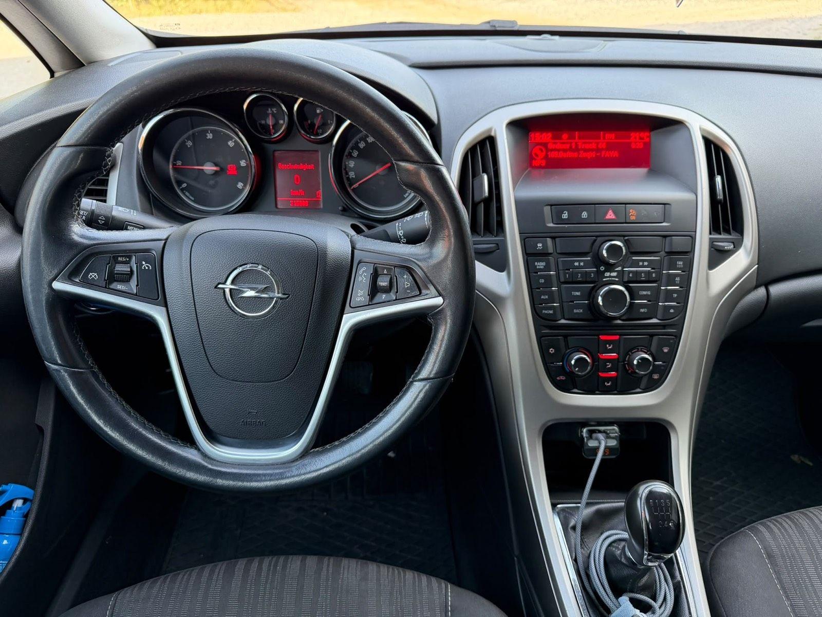 Opel Astra 2011 — photo 8