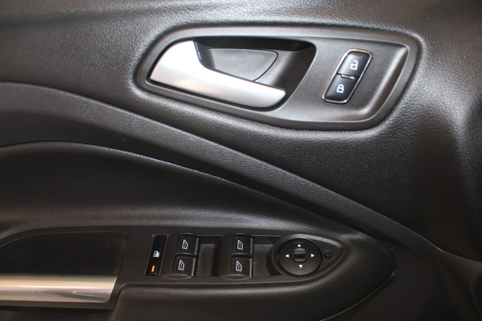 Fahrzeugabbildung Ford Kuga Individual NAVI XENON WinterPaket 1.Hand