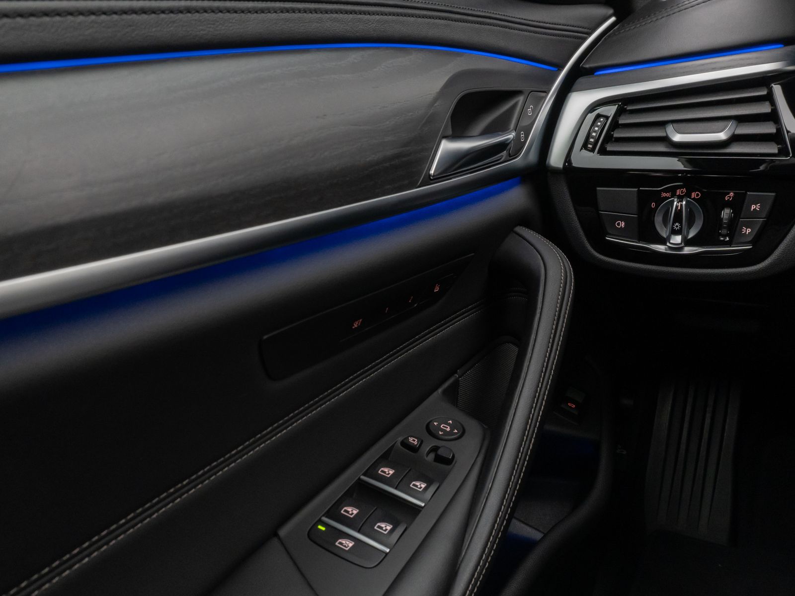 Fahrzeugabbildung BMW 540d xD LuxuryLine Panorama Laser Kamera HUD H/K