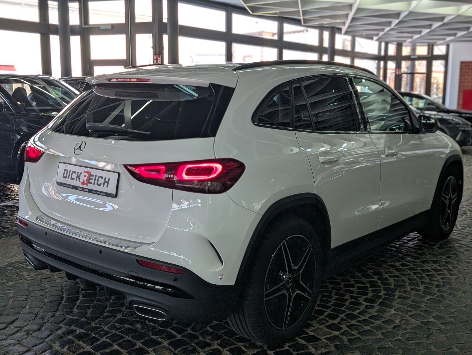 Fahrzeugabbildung Mercedes-Benz GLA 200 d AMG NIGHT PANO ALCANTARA MULTIBEAM 19"