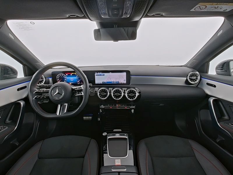 Fahrzeugabbildung Mercedes-Benz A 200 d AMG+AHK+PANO+MULTIB+360°+DISTR+LHZ+TOTW+