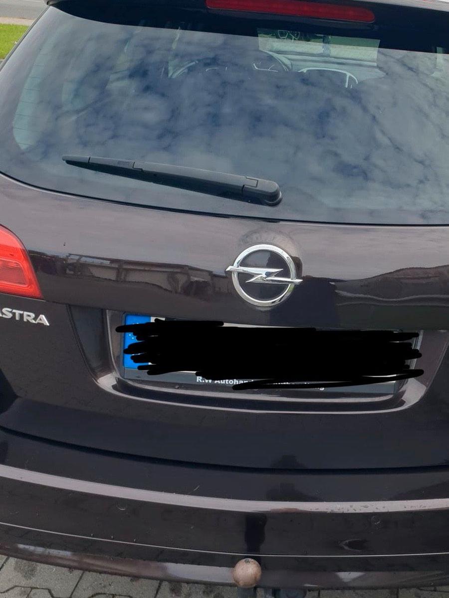 Opel Astra 2012 — interior
