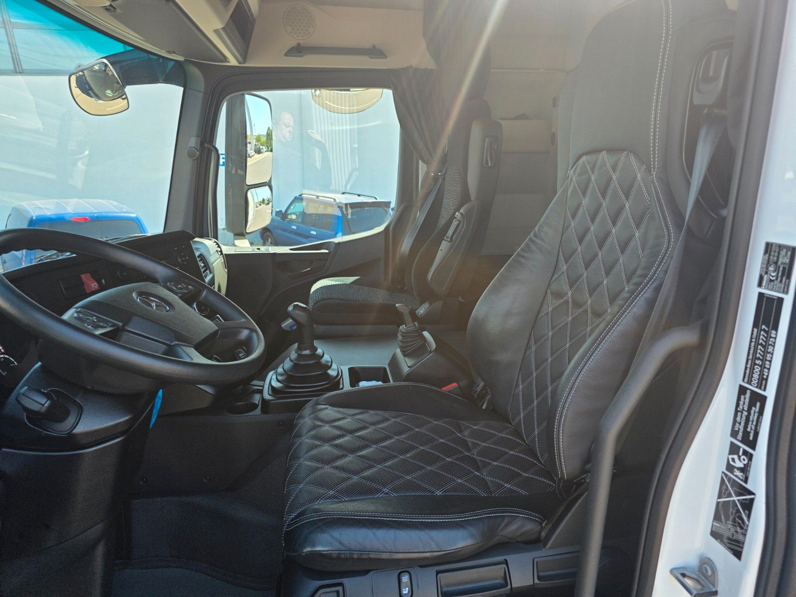 Fahrzeugabbildung Mercedes-Benz Arocs 1827 A 4x4 LBW Tür+Treppe Schalter