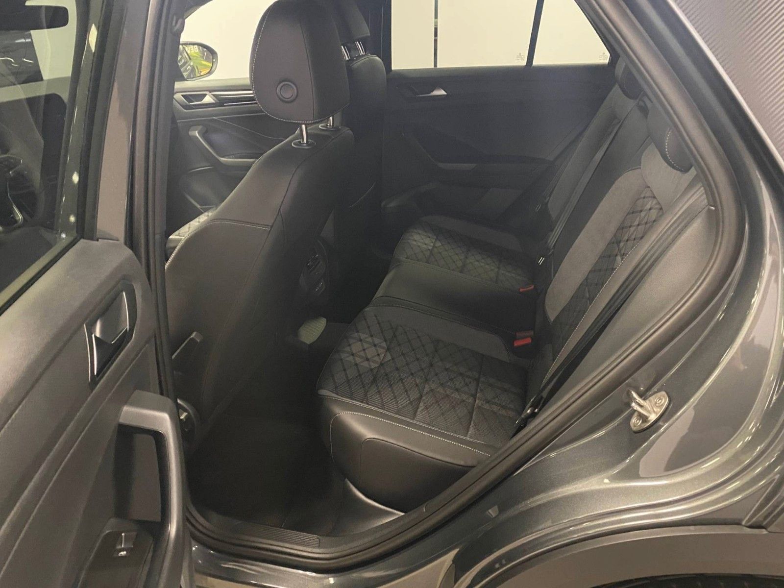 Fahrzeugabbildung Volkswagen T-Roc 1.5 TSI DSG R-Line+ACC+AHK+19"+KAMERA+LED+