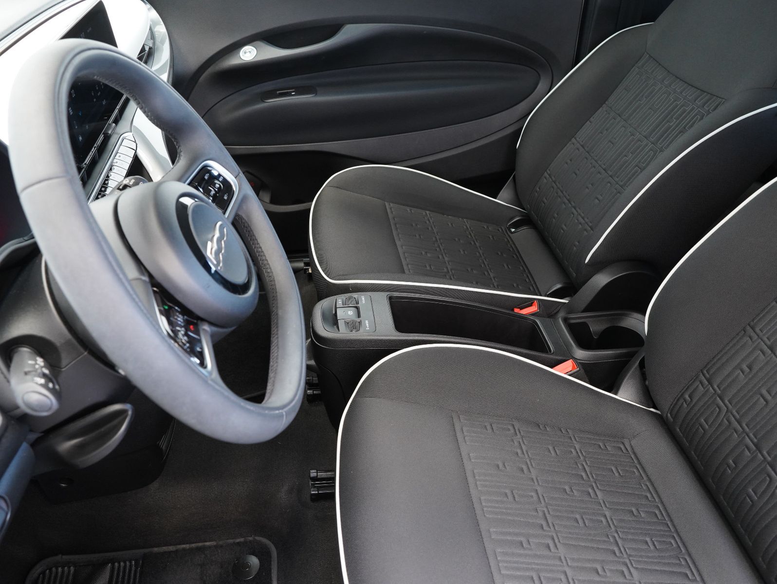 Fahrzeugabbildung Fiat 500e 87KW/42kWh/DC-LADEN/CARPLAY/DAB/SOH