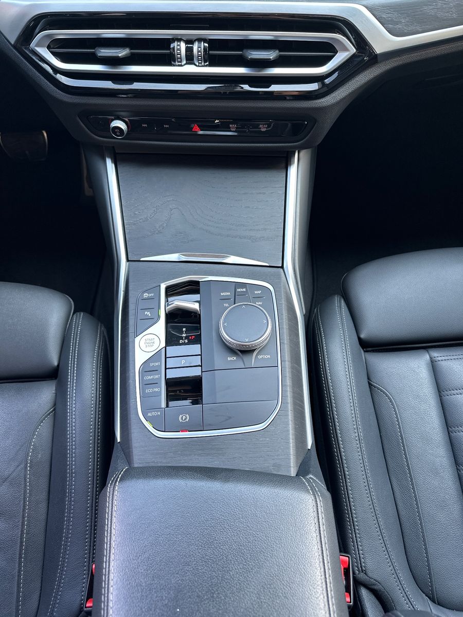 Fahrzeugabbildung BMW 320d Touring M-Sport NAV+LED+PANO+SHZ+PDC+DAB