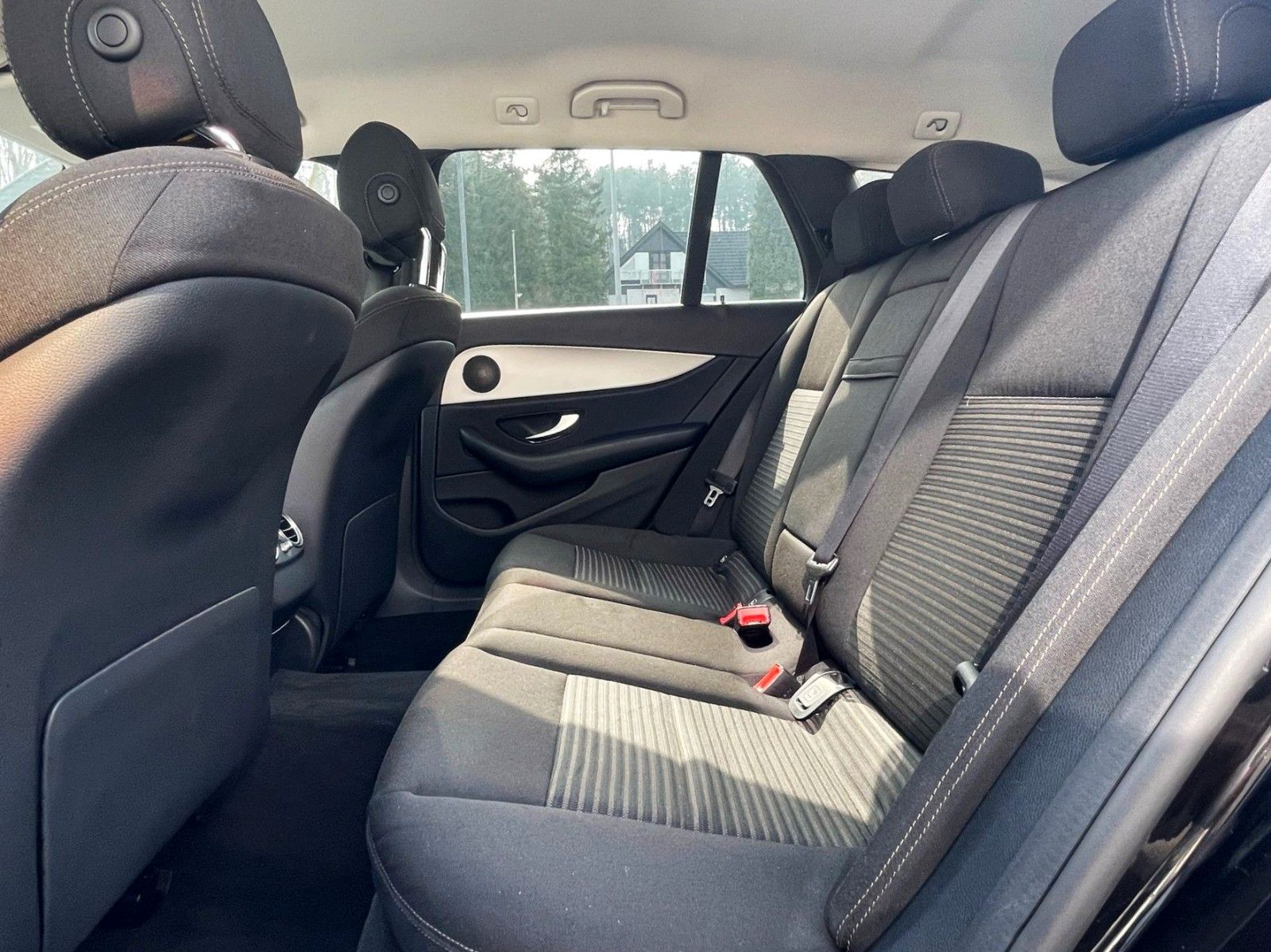 Fahrzeugabbildung Mercedes-Benz E 220T AUT. 4-MATIC NAVI CAM LED AHK 1.Hd