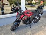 Honda CB 500 Hornet 2025 in Rot & Weiss - HONDA NAKED BIKE