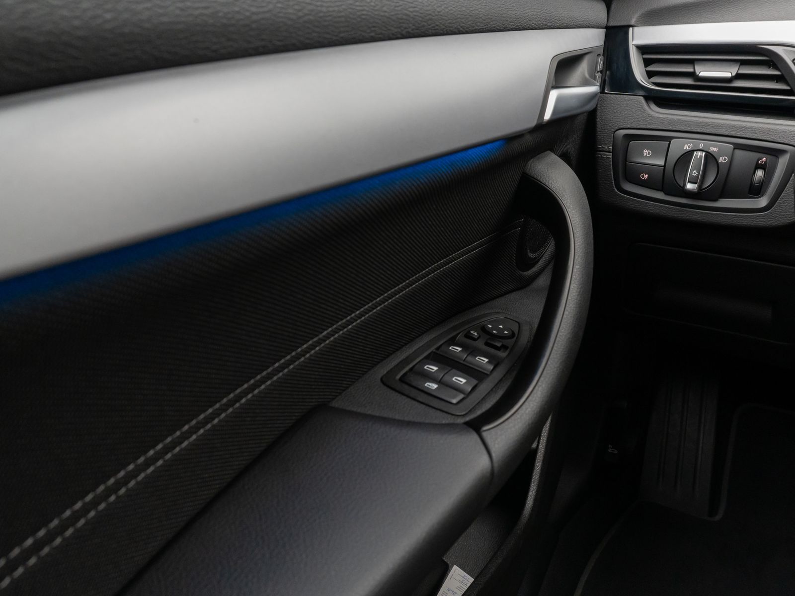 Fahrzeugabbildung BMW X2 xD25e Kamera DAB HiFi Navi Komfort Sport LED