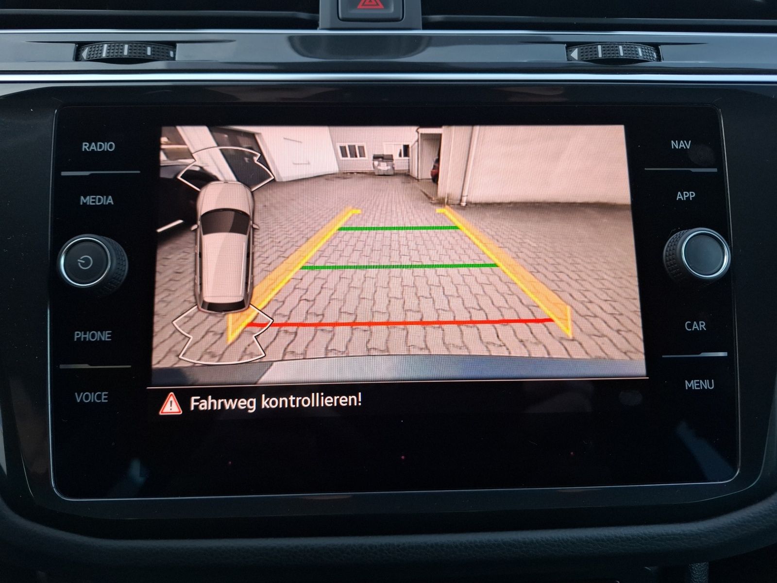 Fahrzeugabbildung Volkswagen Tiguan TSI Active DSG LED Navi ACC RFK SH 18"