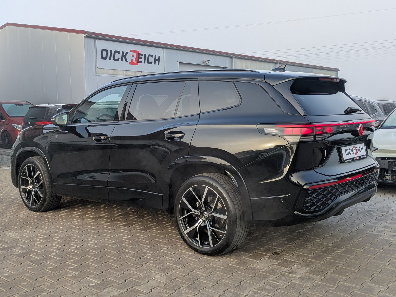 Fahrzeugabbildung Volkswagen Tayron 2.0 TDI 4M R-Line BLACK*7Si*MATRIX*PANO