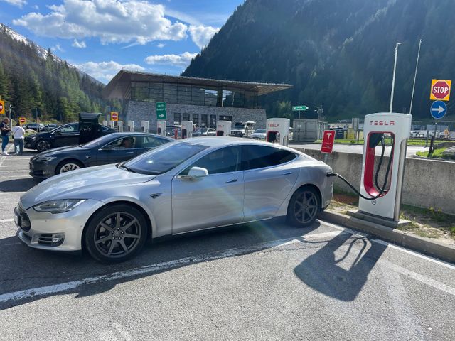 Tesla Model S 85 Free Supercharging, Full Selfdriving