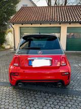 Abarth 595 Turismo mit Jubiläumslackierung - rote Abarth 595 Turismo