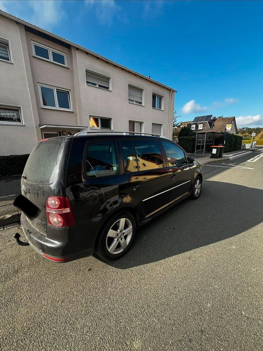 Volkswagen Touran 2006 — rear view