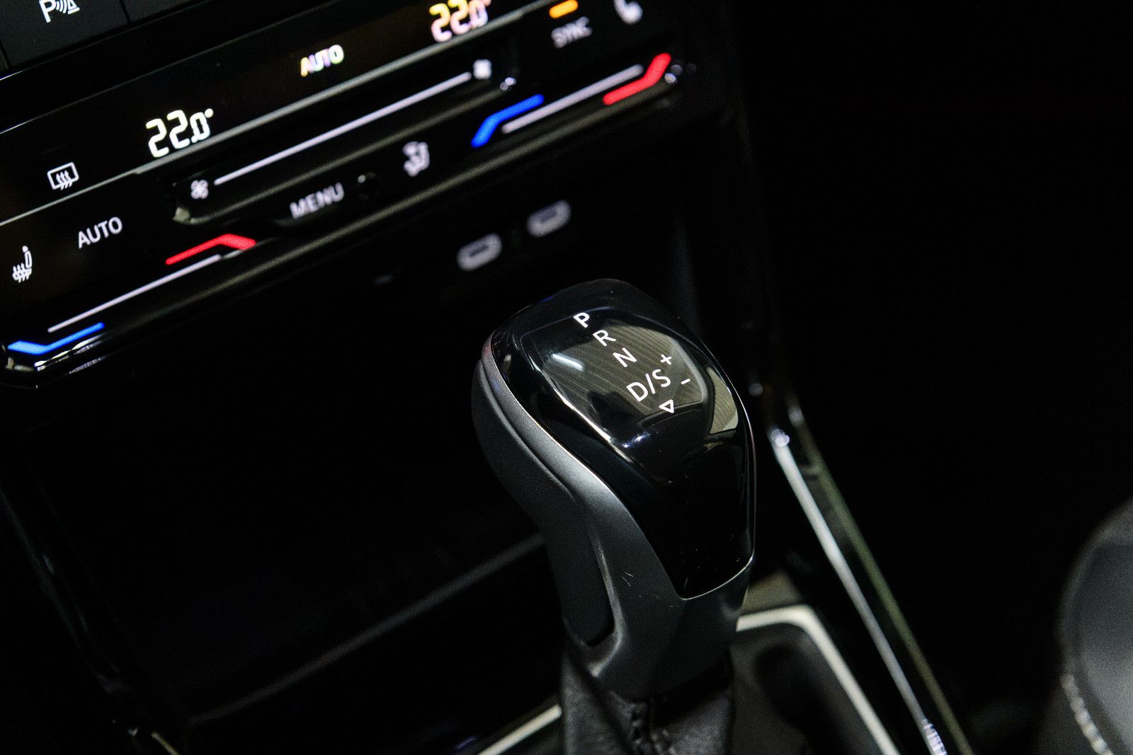 Fahrzeugabbildung Volkswagen T-Cross 1.0 TSI DSG 85 kW Energy+AHK+Kamera+Navi