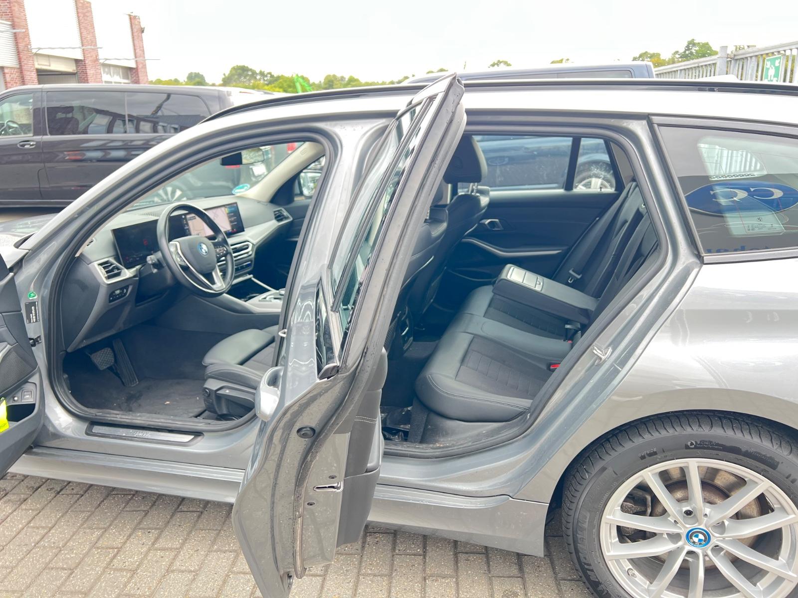 BMW 330e Touring ACC+AHK+Spur+Sportsitze Sensatec