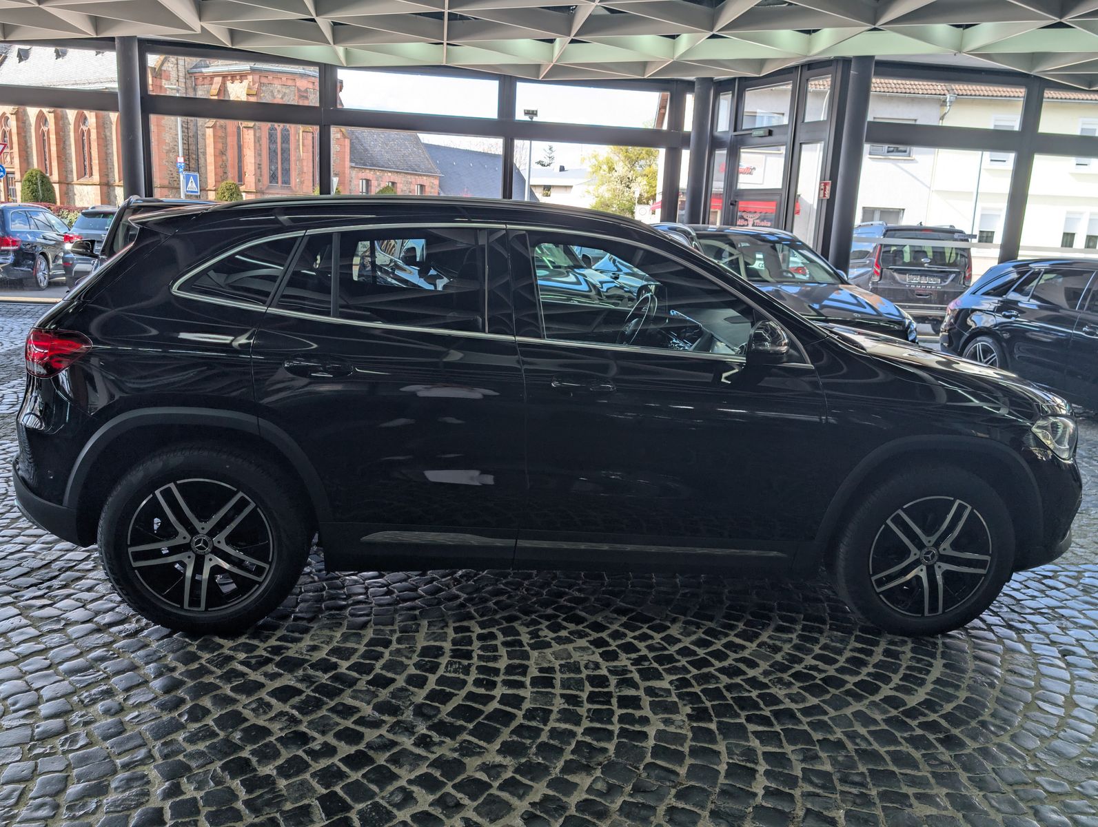 Fahrzeugabbildung Mercedes-Benz GLA 200 d LEDER AHK MBUX VIRT APP KAM SHZ ALU18"