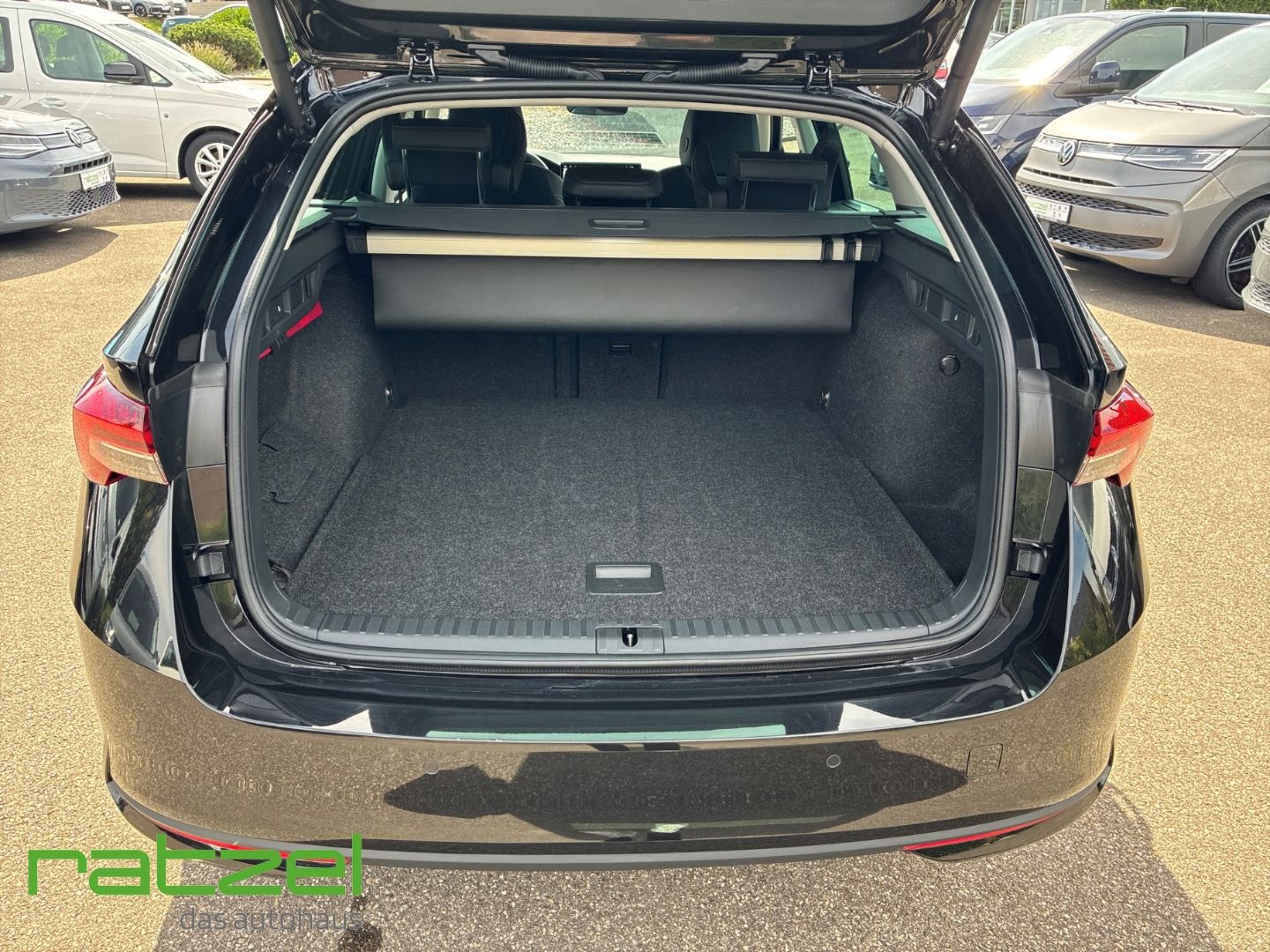 Fahrzeugabbildung SKODA Octavia Combi Selection 2.0 TDI HUD Navi ACC 360