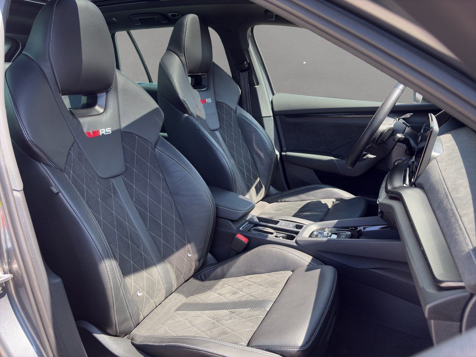 Fahrzeugabbildung SKODA Octavia Combi 1.4 TSI iV RS/PANO/AHK/CANTON/360°