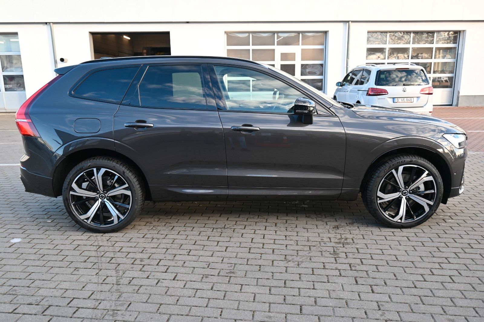 Fahrzeugabbildung Volvo XC60 B4 D AWD Autom. Plus Dark*STDHZG*ACC*AHK