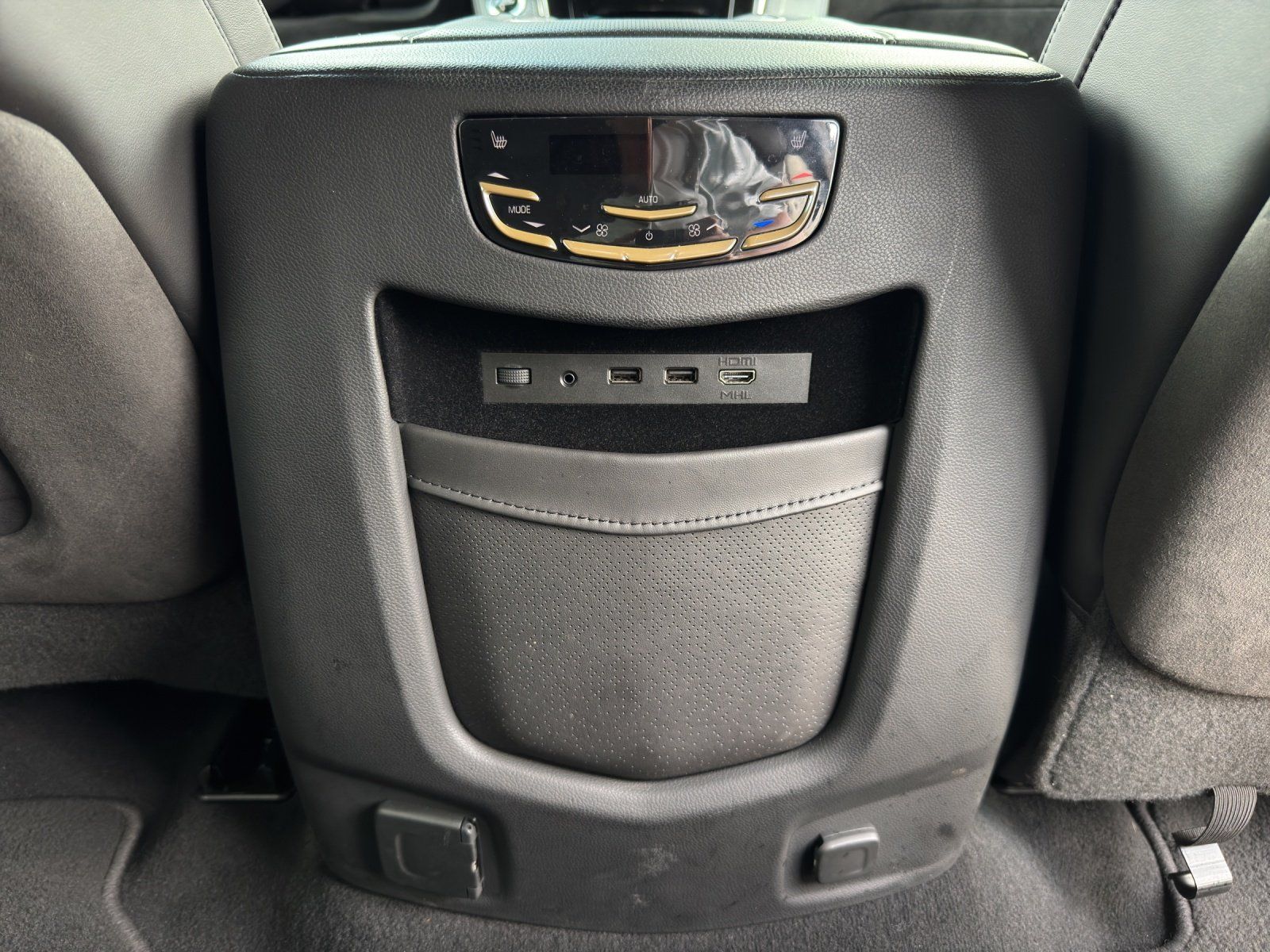 Fahrzeugabbildung Cadillac Escalade 6.2 V8 Platinum ESV // DT.Erstzulassung