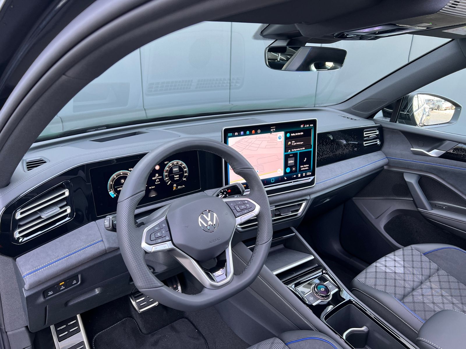 Fahrzeugabbildung Volkswagen Tiguan R-Line 1.5 eTSI DSG *AHK, ACC, IQ.Light,