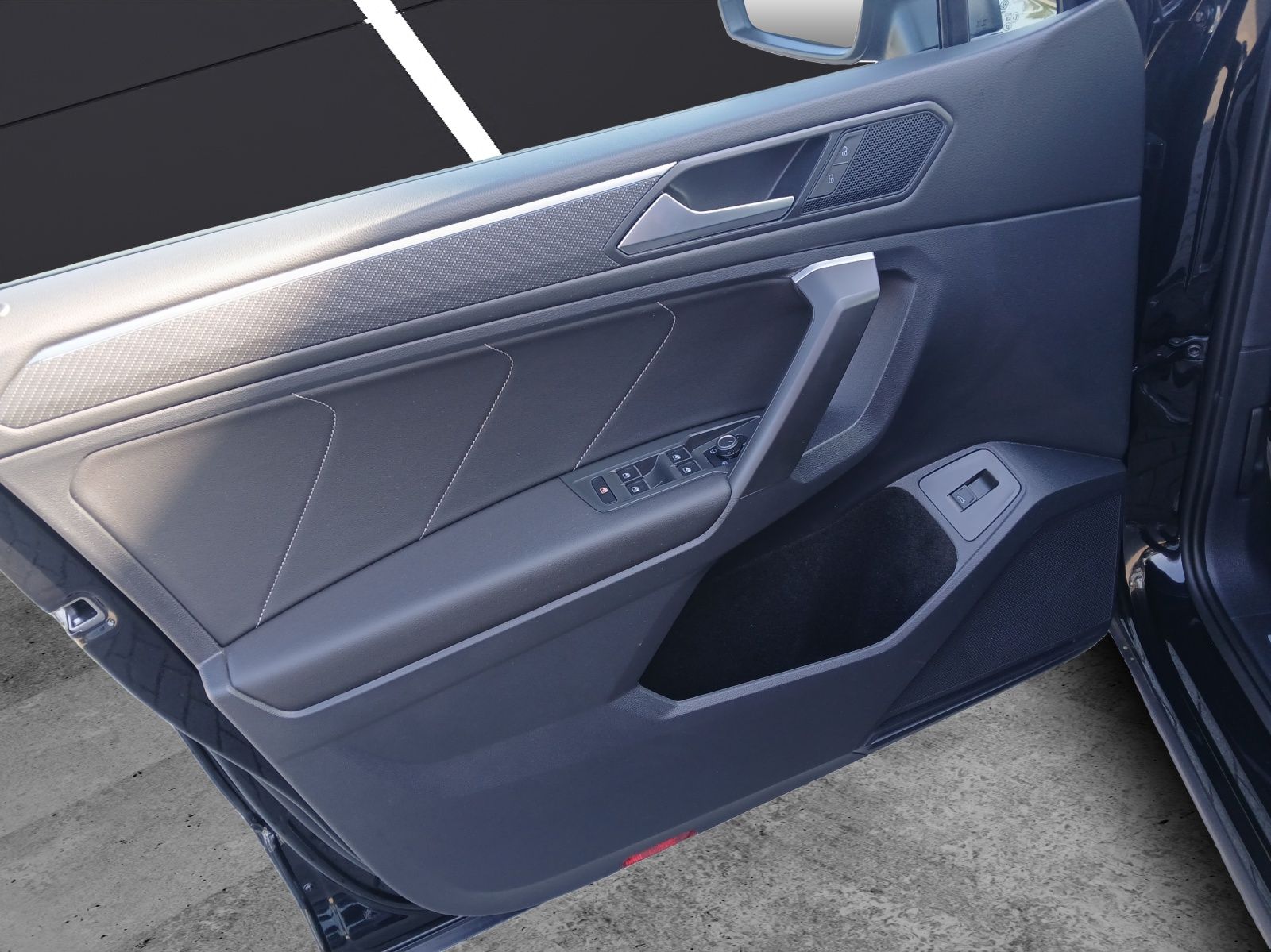 Fahrzeugabbildung Volkswagen Tiguan Allspace TSI R-Line DSG 4M Matrix Navi AI