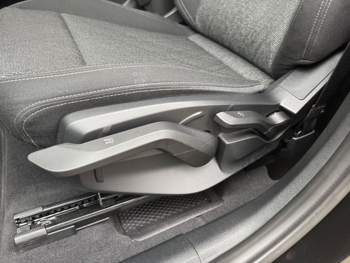 Fahrzeugabbildung BMW X1 sDrive18i AHK/AdaptLED/KomfZug/RFK/DrivAssi