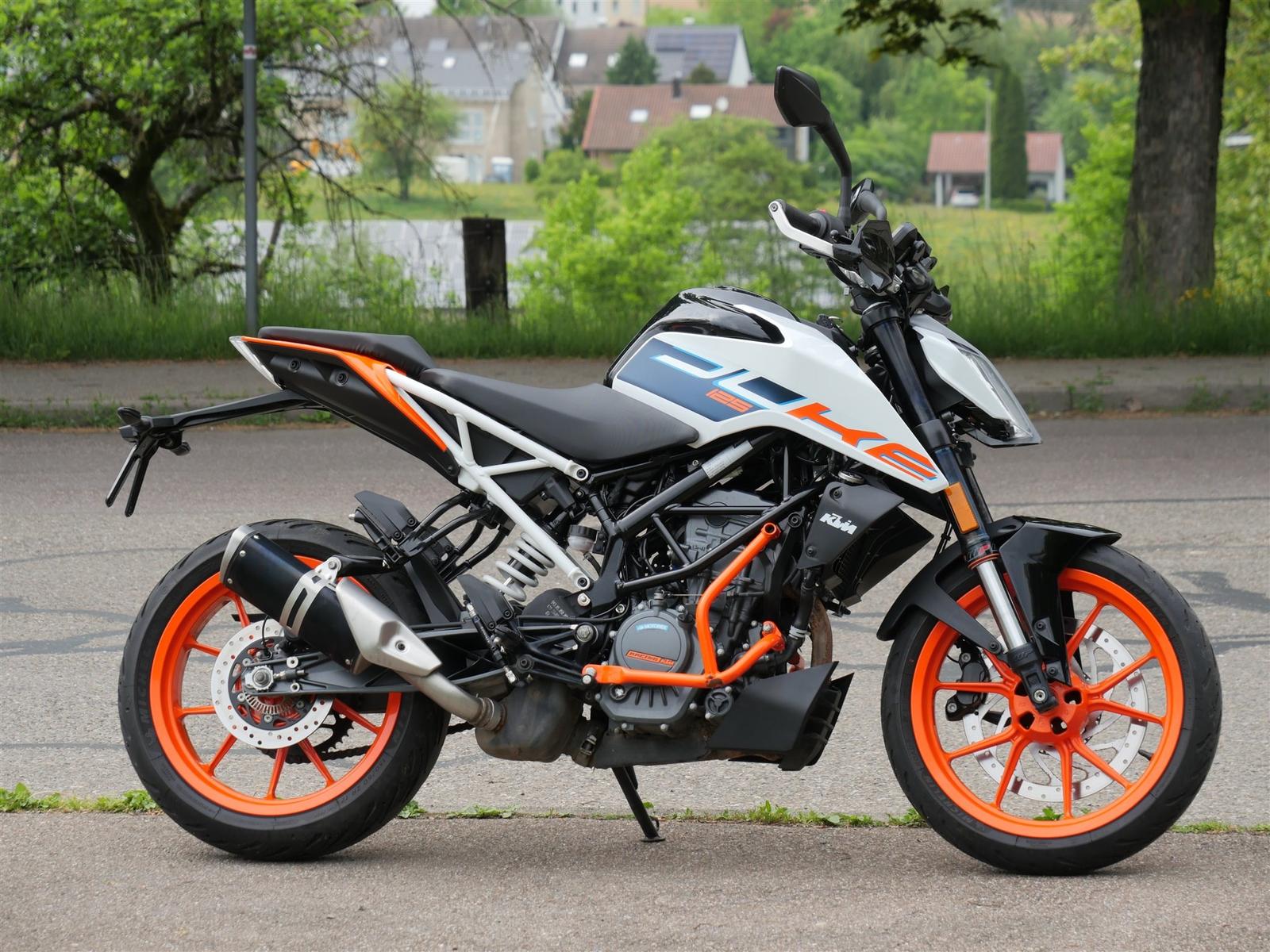 KTM 125 Duke Handguards und Sturzbügel