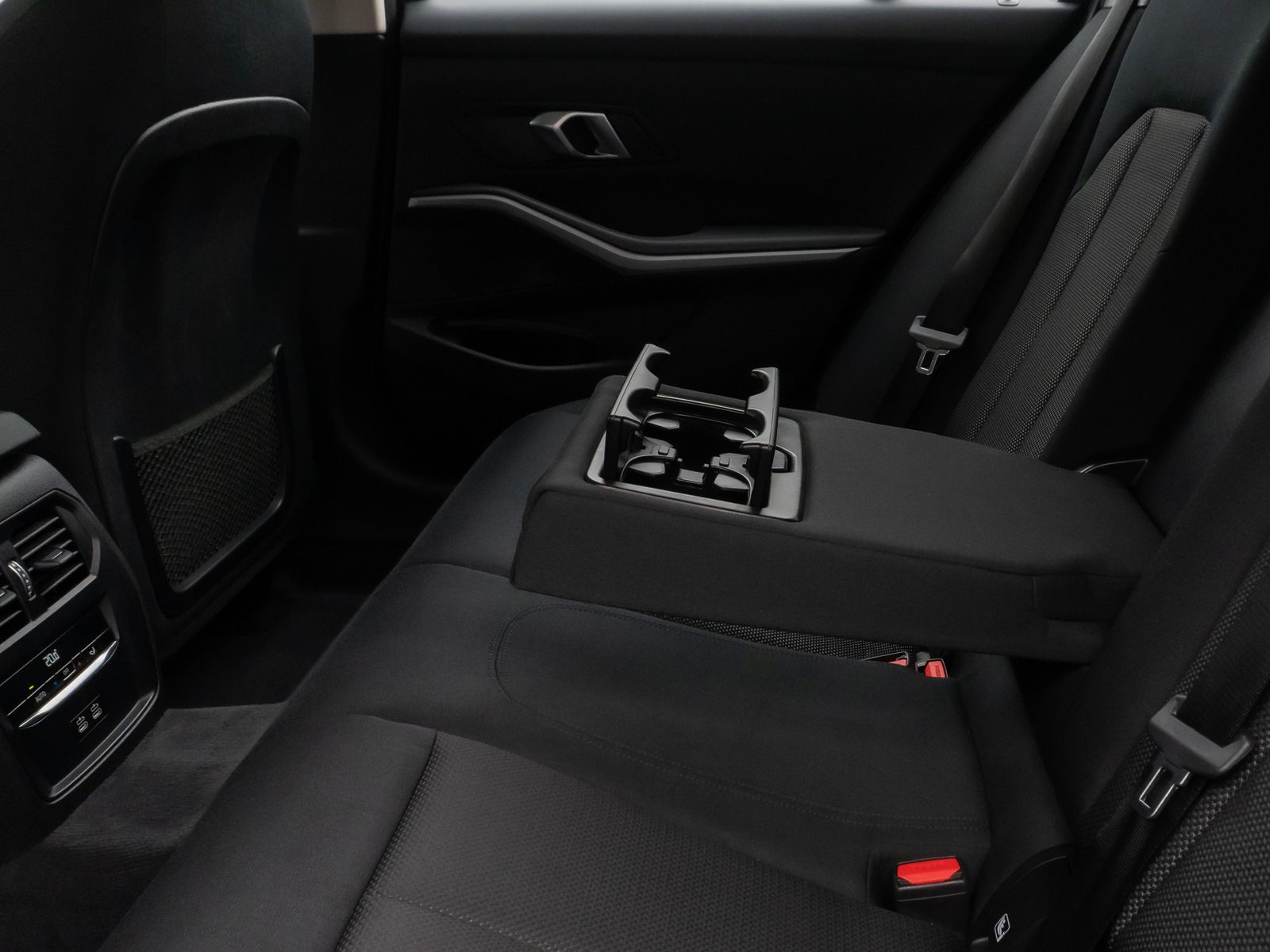 Fahrzeugabbildung BMW 330e DAB CockPit+ Lordos PDC Geschwindigkeitsreg