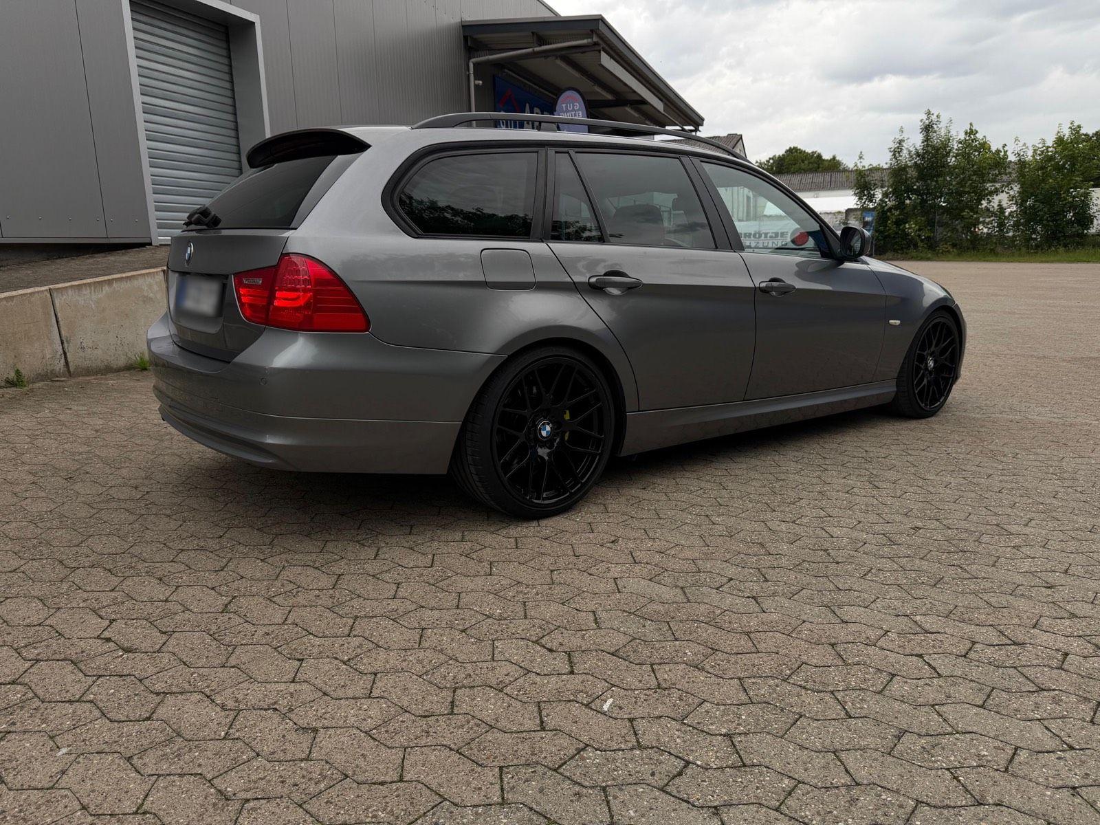 BMW 318 2009 — interior